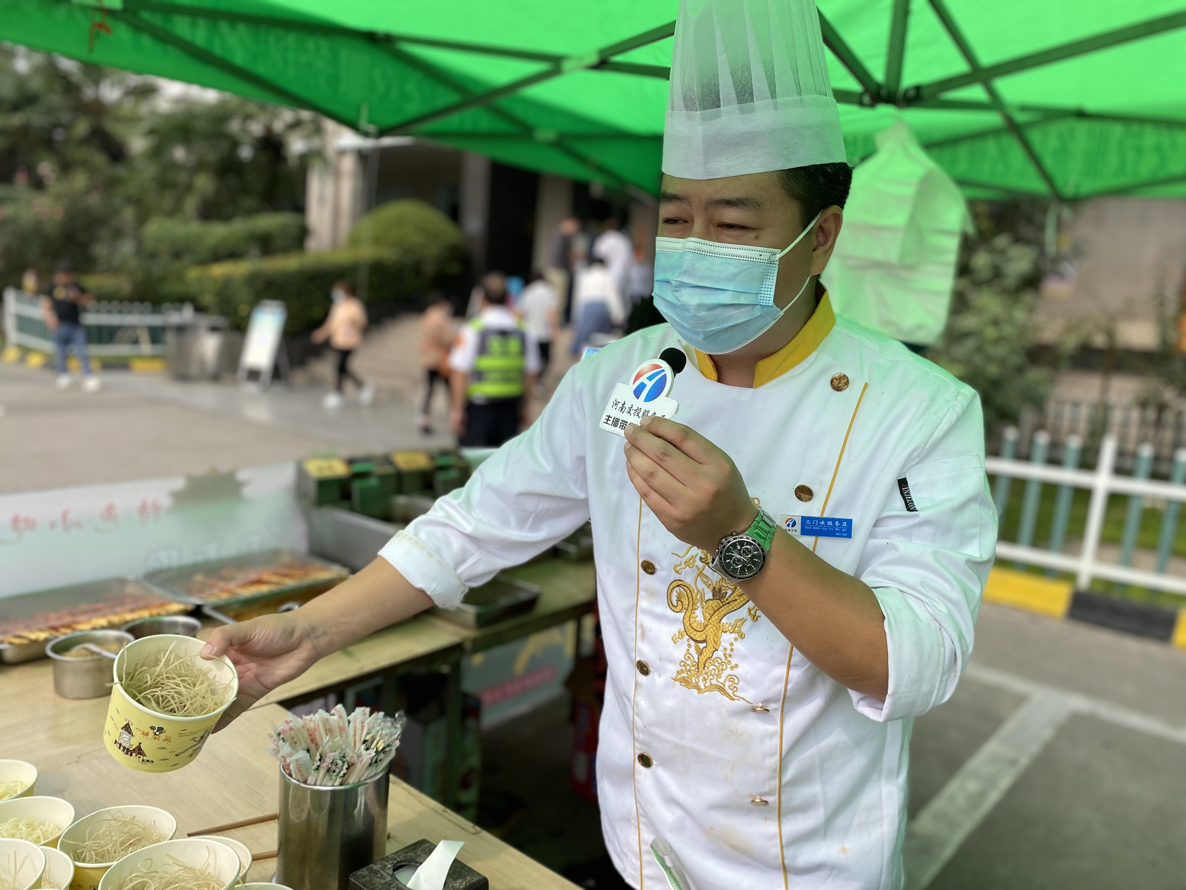 三門峽服務區(qū)廚師長介紹特色小吃，并告訴我們有去年途徑服務區(qū)吃過的司乘今年專程來吃。（趙丁丁）.JPG