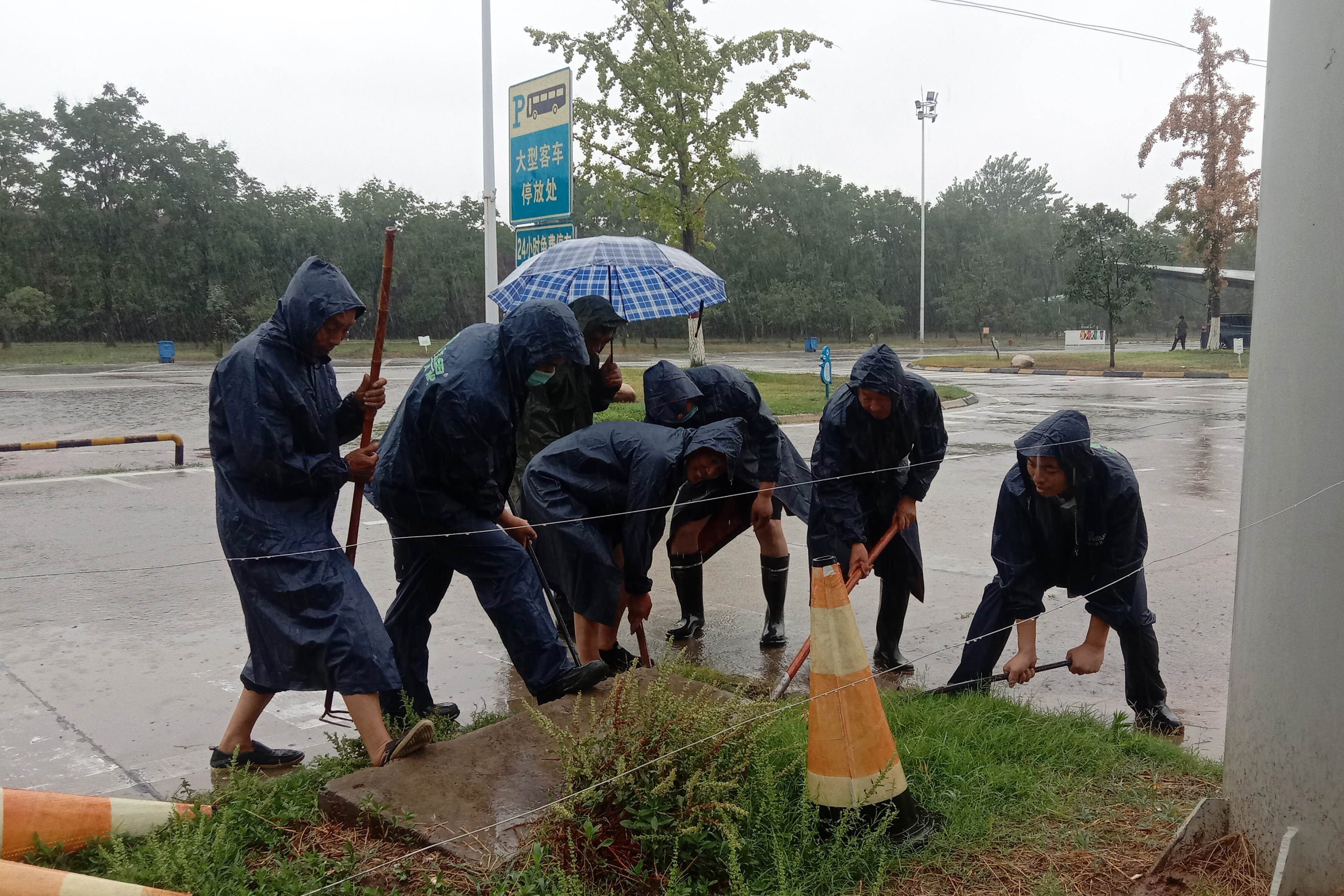 7月5日周口東服務區清理排水溝.jpg