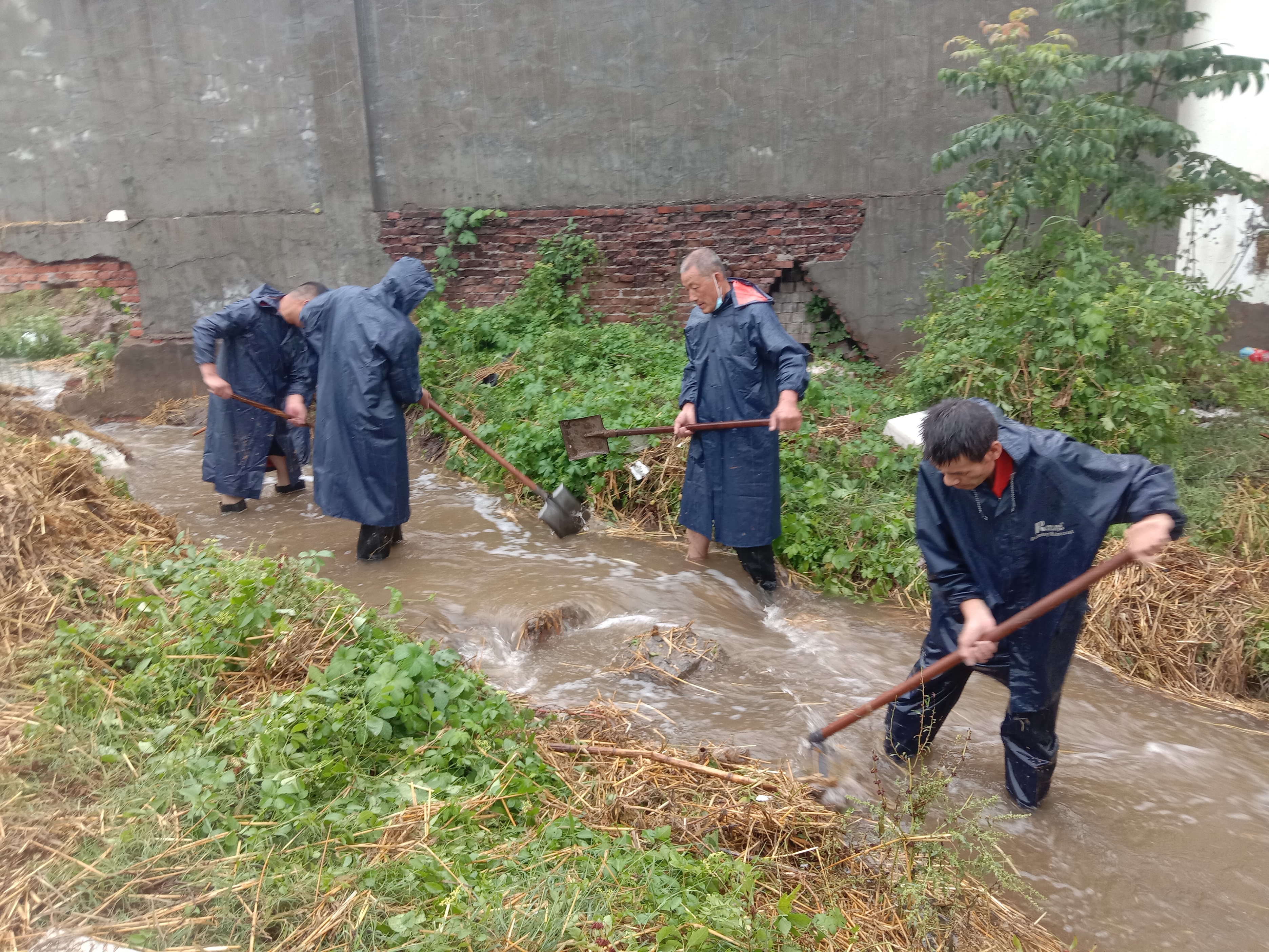 7月5日 周口東服務區清理排水溝.jpg